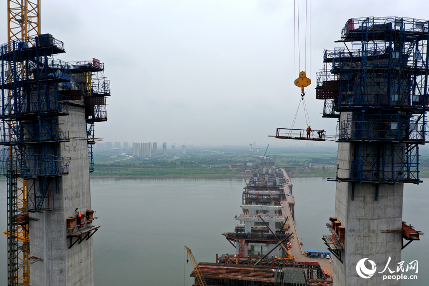 洪州大橋高空作業現場。高溫酷暑天氣，施工單位實施錯時施工措施，保障員工健康。 人民網記者 時雨攝