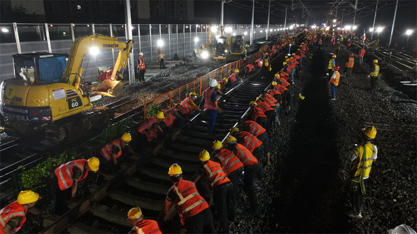 昌景黃高鐵正式接入國家“八縱八橫”高鐵網。圖為17日凌晨接入施工現場。 史俊男攝