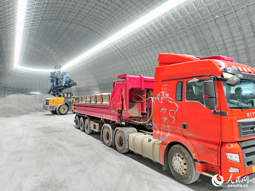 九江市柴桑區的九江港赤湖作業區公用碼頭全封閉智慧“膠囊”倉庫內，大型機械設備在進行取料作業。人民網 朱海鵬攝