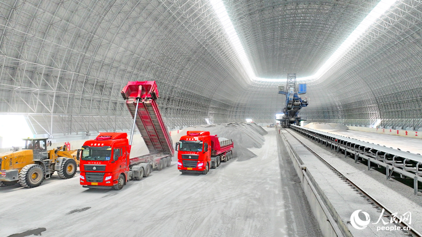 九江市柴桑區的九江港赤湖作業區公用碼頭全封閉智慧“膠囊”倉庫內，大型機械設備在進行取料作業。人民網 朱海鵬攝