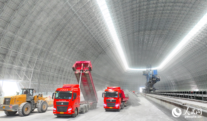 九江市柴桑區的九江港赤湖作業區公用碼頭全封閉智慧“膠囊”倉庫內，大型機械設備在進行取料作業。人民網 朱海鵬攝