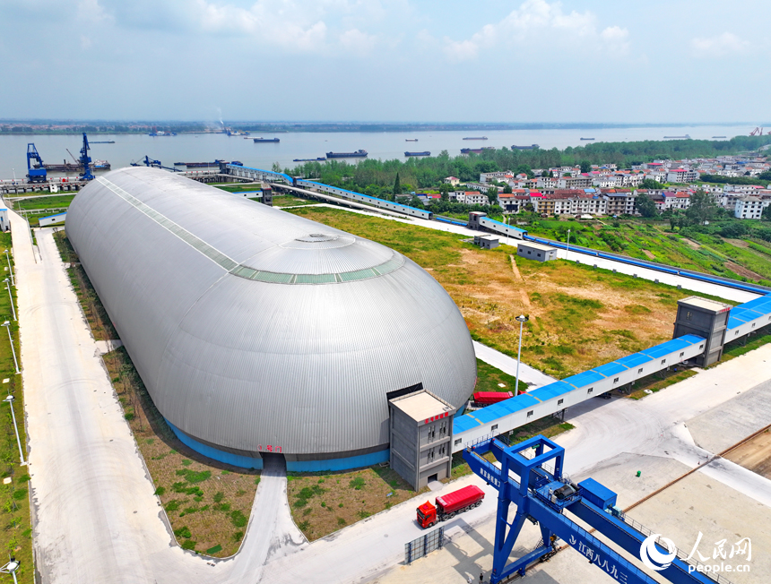 九江港赤湖作業區公用碼頭全封閉智慧“膠囊”倉庫，體型巨大、蔚為壯觀。人民網 朱海鵬攝