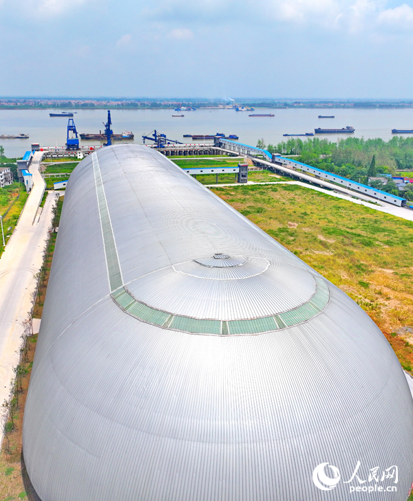 九江港赤湖作業區公用碼頭全封閉智慧“膠囊”倉庫，體型巨大、蔚為壯觀。人民網 朱海鵬攝