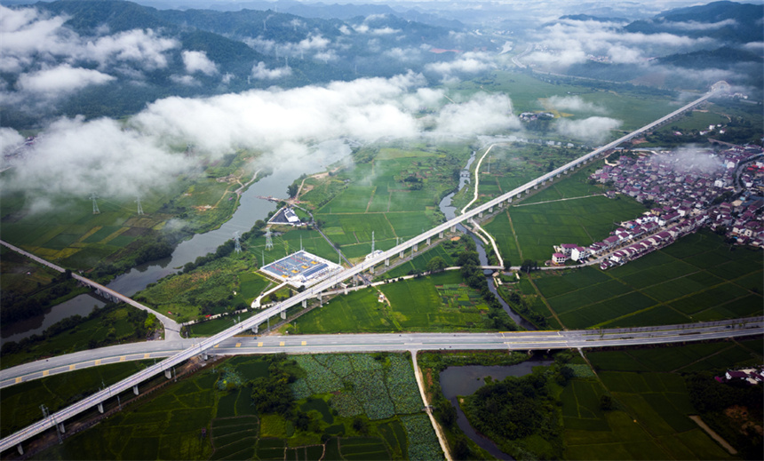 昌景黃高鐵全線接觸網送電成功，為全線聯調聯試提供了必要條件。 徐斌攝