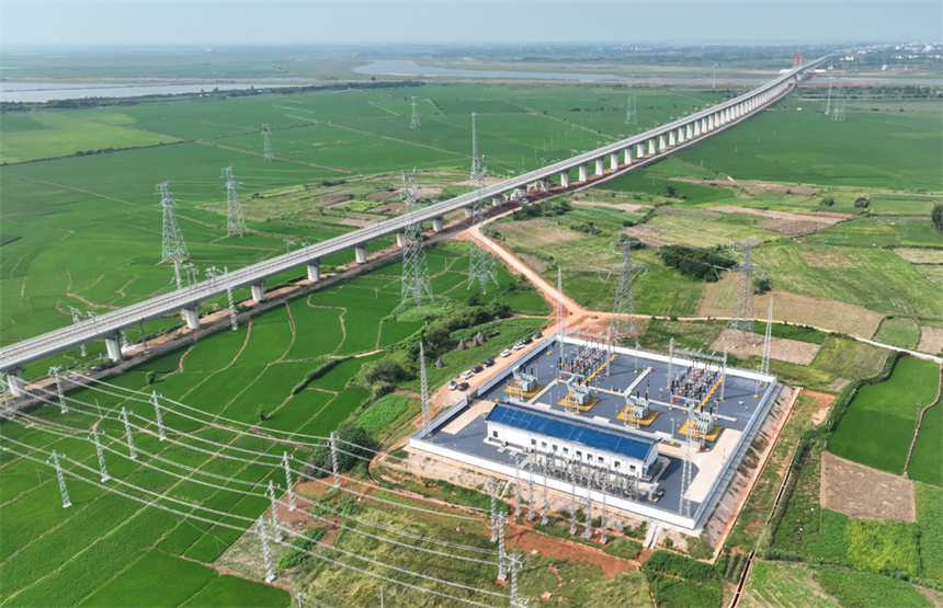 昌景黃高鐵信江西支特大橋旁的牽引變電所為接觸網成功送電。 張學東攝