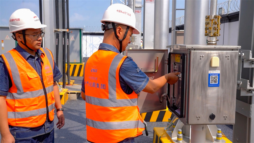 牽引變電所內，工作人員進行斷路器合閘作業，標志著昌景黃高鐵全線接觸網送電成功。張學東攝