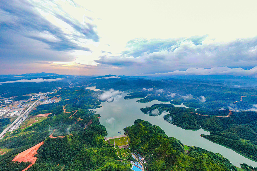 航拍江西省贛州市定南縣飲用水源禮亨水庫，美景如畫。詹繼成攝