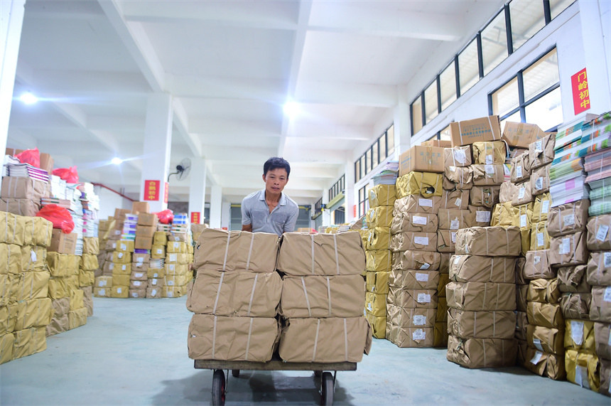 工作人員在搬運教材。呂春華攝