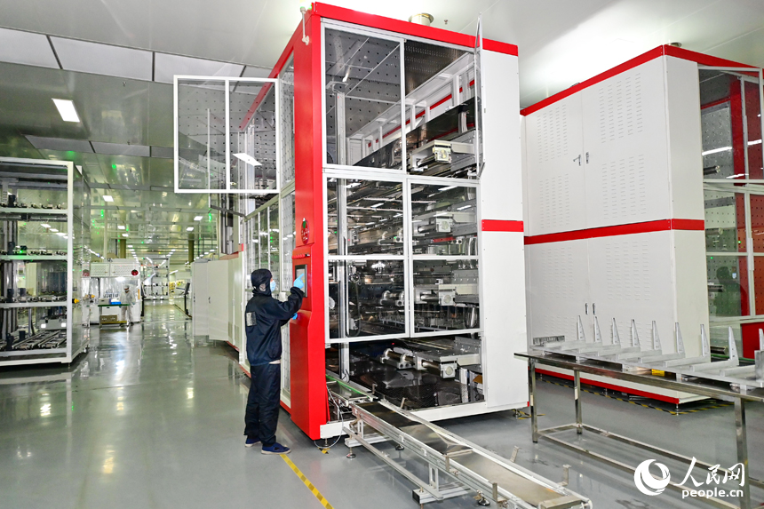 近日，撫州市宜黃縣六里鋪工業園區的光伏組件生產企業，工人正在加工出口國外的太陽能電池片。人民網 朱海鵬攝