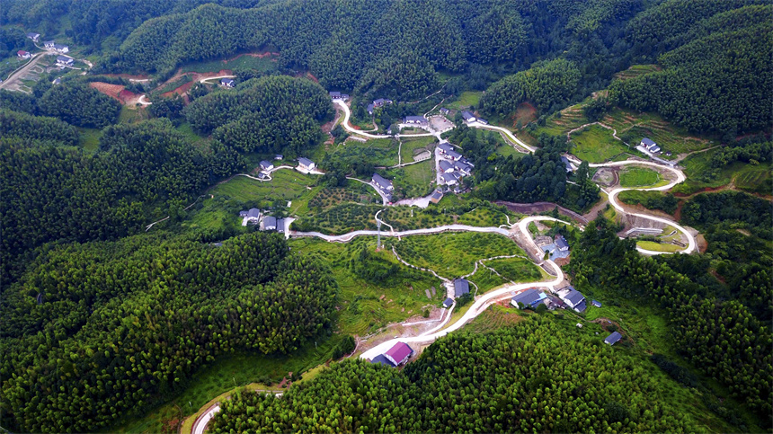 航拍鏡頭下，江西省吉安市井岡山神山村的通村公路在青山間蜿蜒。 王江舟攝