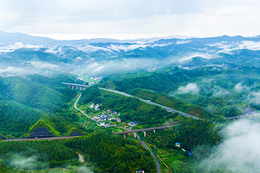 航拍鏡頭下的新農村畫卷。詹繼成攝