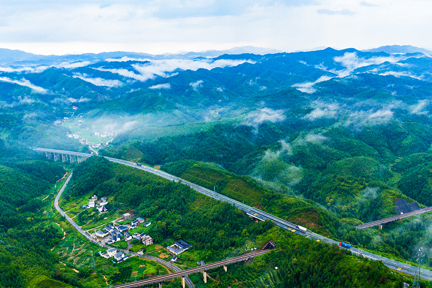 航拍鏡頭下的新農村畫卷。詹繼成攝