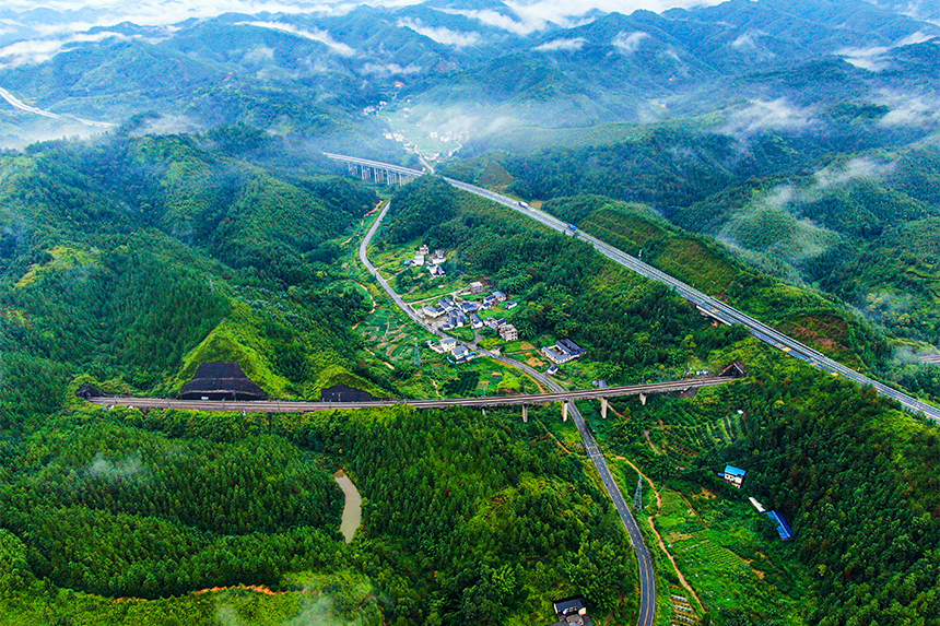 航拍鏡頭下的新農村畫卷。詹繼成攝