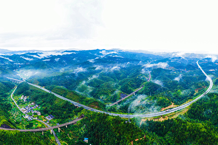 航拍鏡頭下的新農村畫卷。詹繼成攝