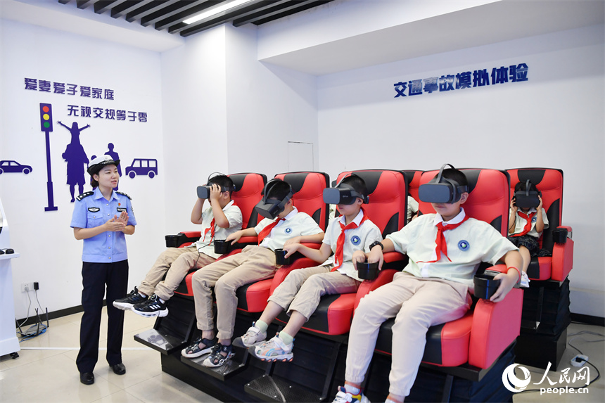 學生們戴上VR眼鏡體驗交通違法行為帶來的危害。 人民網記者 時雨攝