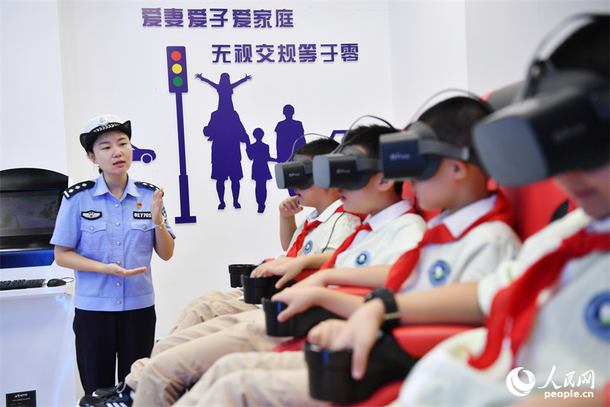 交警向學生們講解交通違法行為帶來的危害。 人民網記者 時雨攝