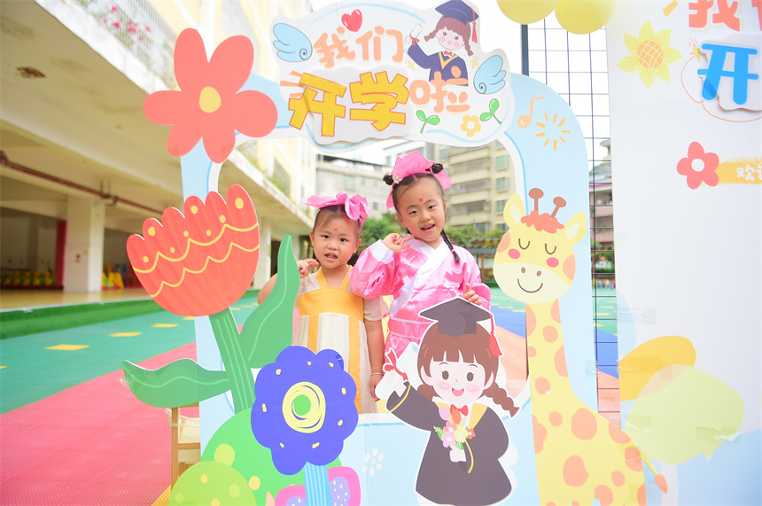 小朋友開心地合影。呂春華攝