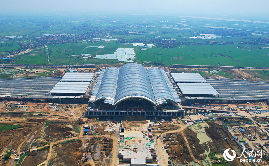 俯瞰正在建設中的南昌東站，規模宏大。人民網記者 毛思遠攝