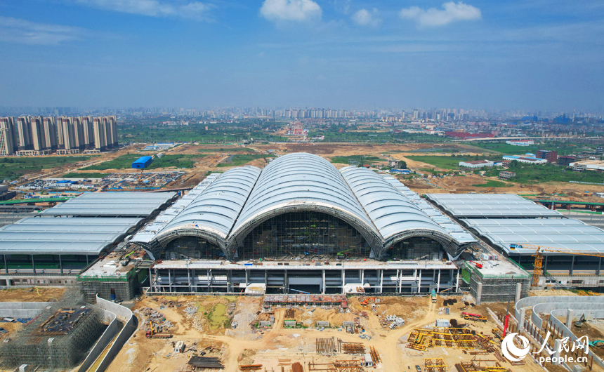 俯瞰正在建設中的南昌東站，規模宏大。人民網記者 毛思遠攝