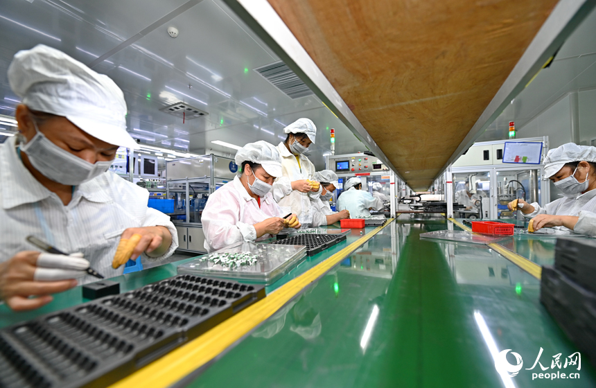 近日，鋰電新能源電池生產企業內，工人在操作電子設備趕制電池產品訂單。人民網 朱海鵬攝