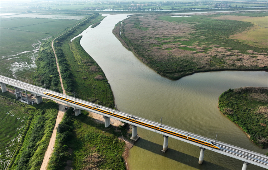 高速綜合檢測列車行駛在昌景黃高鐵進行逐級提速等方面的檢測試驗。 胡國林攝