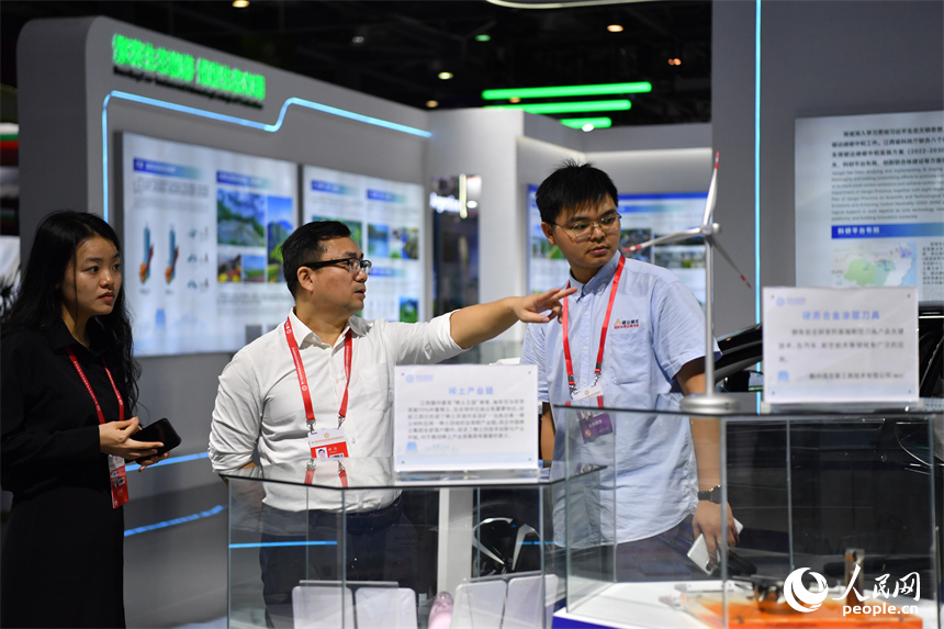 參展商正在介紹企業在新能源方面的產品。 人民網記者 時雨攝