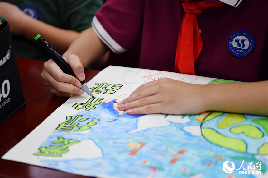 學生們以生態保護為主題創作繪畫作品。 人民網記者 時雨攝
