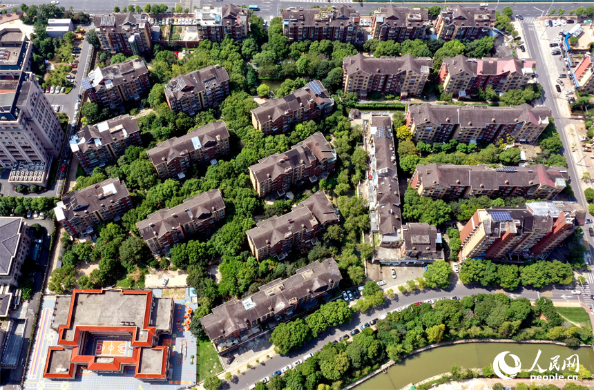 南昌紅谷灘區一小區內綠意盎然。 人民網記者 時雨攝