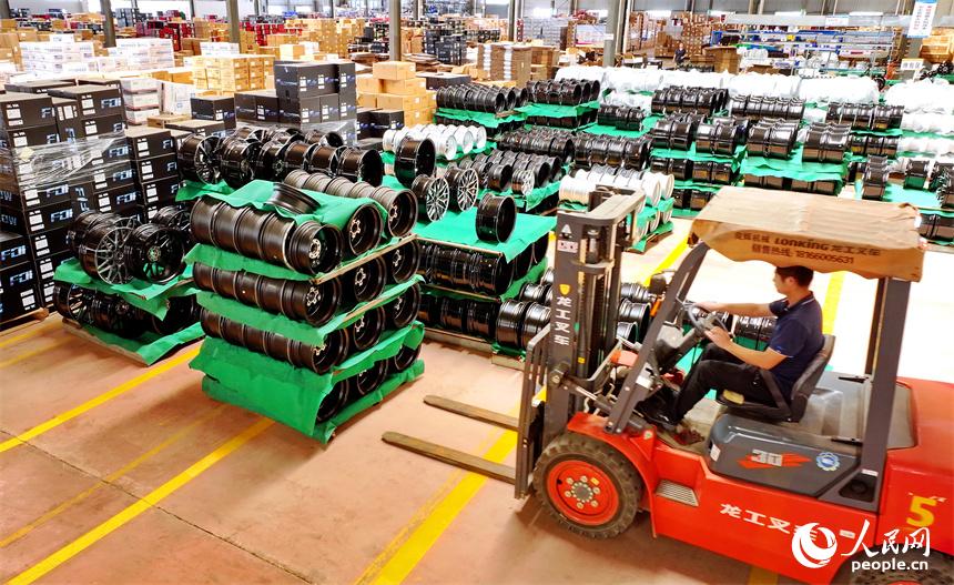 工人在車間內加工生產出口的輕量化汽車輪轂。朱海鵬攝