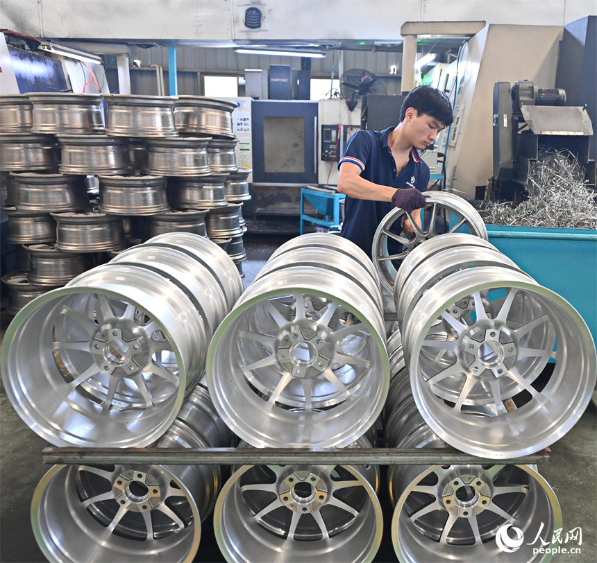 工人在車間內加工生產出口的輕量化汽車輪轂。朱海鵬攝