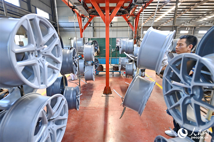 工人在車間內加工生產出口的輕量化汽車輪轂。朱海鵬攝