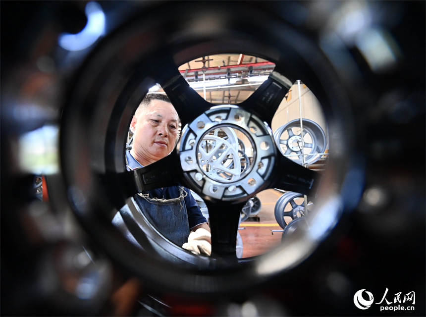 工人在車間內加工生產出口的輕量化汽車輪轂。朱海鵬攝