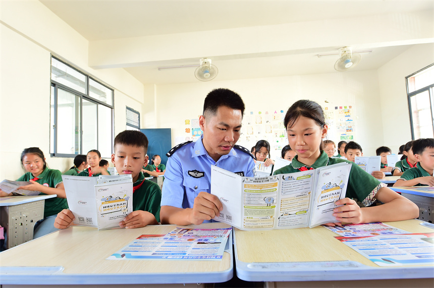 網警給學生講解網絡安全知識。呂春華攝