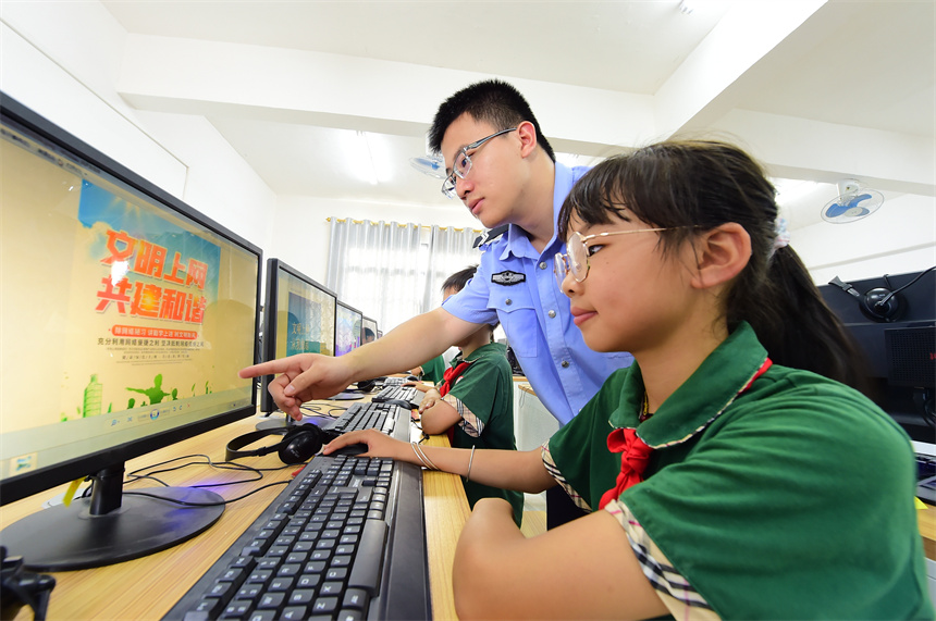 會昌縣第八小學學生在網警的指導下瀏覽綠色網站。呂春華攝