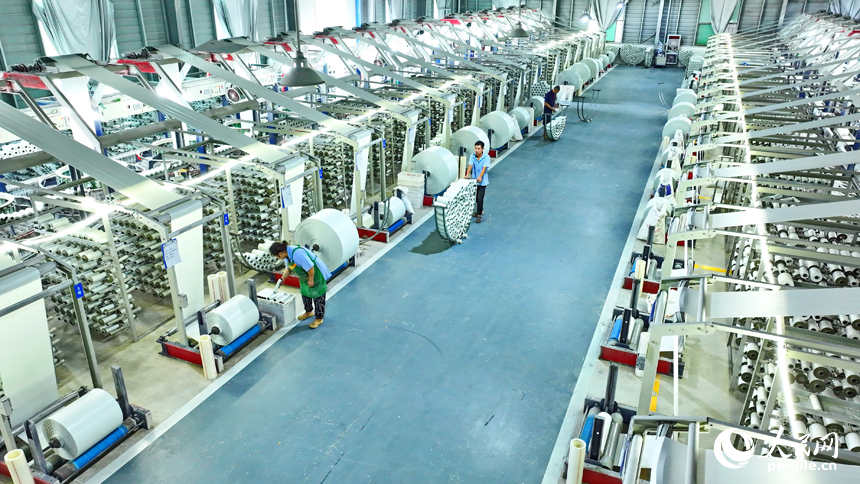 生產車間內，工人在新升級的自動化生產線上忙著加工拉絲產品。人民網 朱海鵬攝