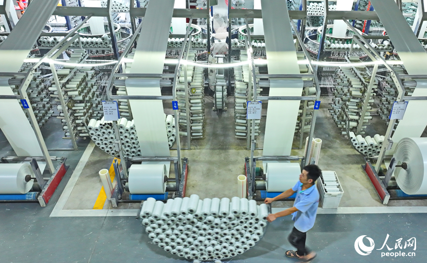 生產車間內，工人在新升級的自動化生產線上忙著加工拉絲產品。人民網 朱海鵬攝