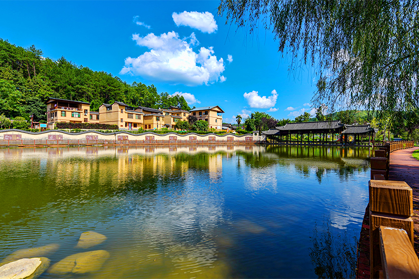 航拍下的黃砂口村，在藍天白云的映襯下美不勝收。詹繼成攝