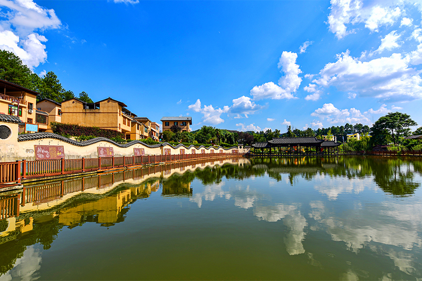 航拍下的黃砂口村，在藍天白云的映襯下美不勝收。詹繼成攝