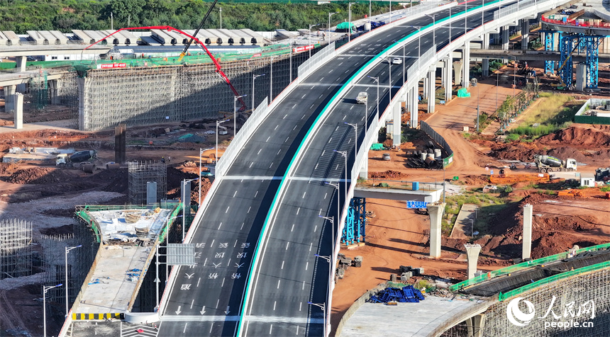 近日，江西省贛州市蓉江三路快速路的一處互通立交橋建設如火如荼。人民網 朱海鵬攝