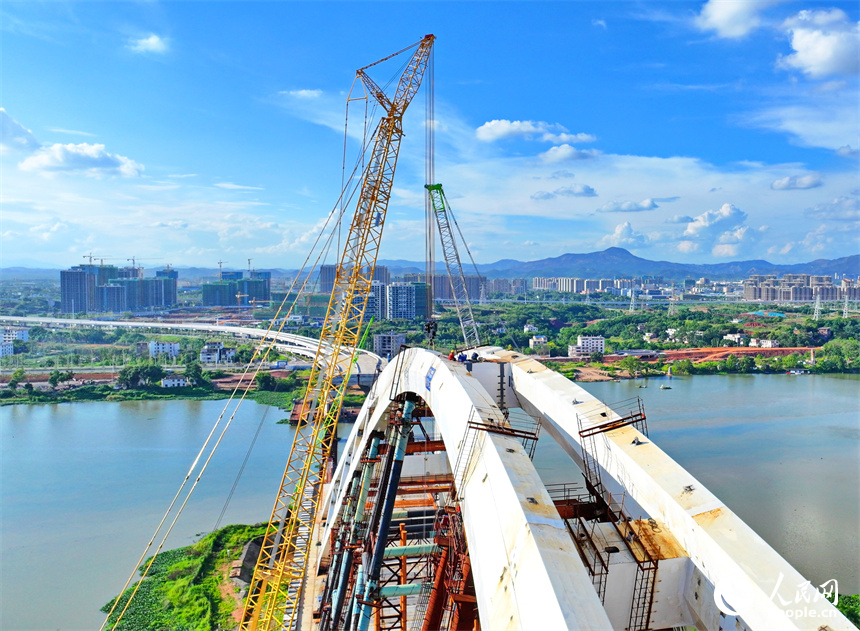 工人忙著安裝架設鋼結構件。人民網 朱海鵬攝