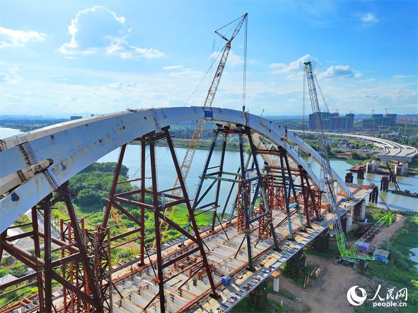 工人忙著安裝架設鋼結構件。人民網 朱海鵬攝