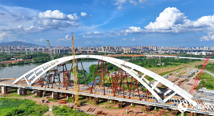 工人忙著安裝架設鋼結構件。人民網 朱海鵬攝