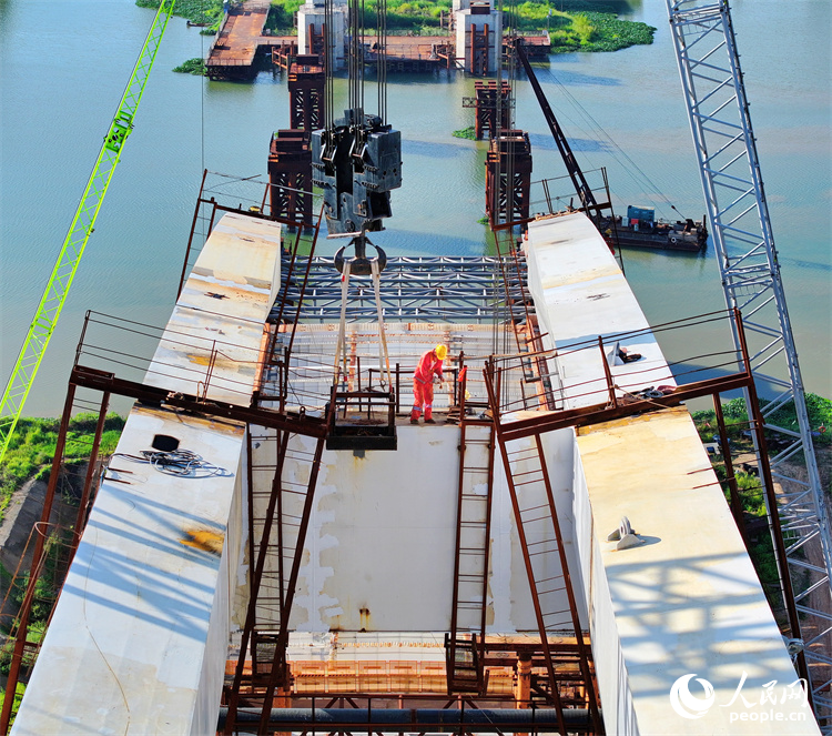 工人忙著安裝架設鋼結構件。人民網 朱海鵬攝