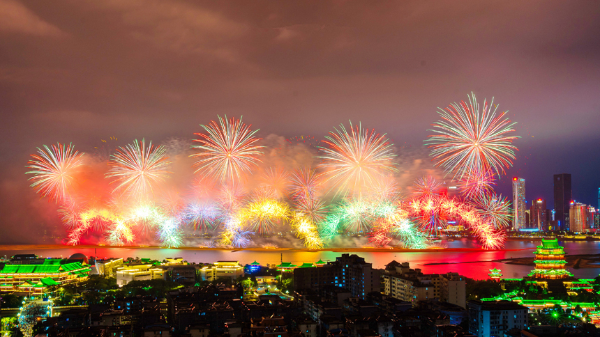 10月1日晚，江西省南昌市，五彩繽紛的煙花在贛江之心老官洲升騰而起，美不勝收，令人流連忘返。劉屹靖攝