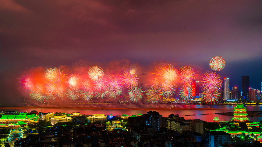 10月1日晚，江西省南昌市，五彩繽紛的煙花在贛江之心老官洲升騰而起，美不勝收，令人流連忘返。劉屹靖攝