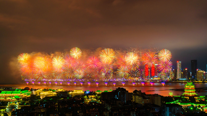 10月1日晚，江西省南昌市，五彩繽紛的煙花在贛江之心老官洲升騰而起，美不勝收，令人流連忘返。劉屹靖攝