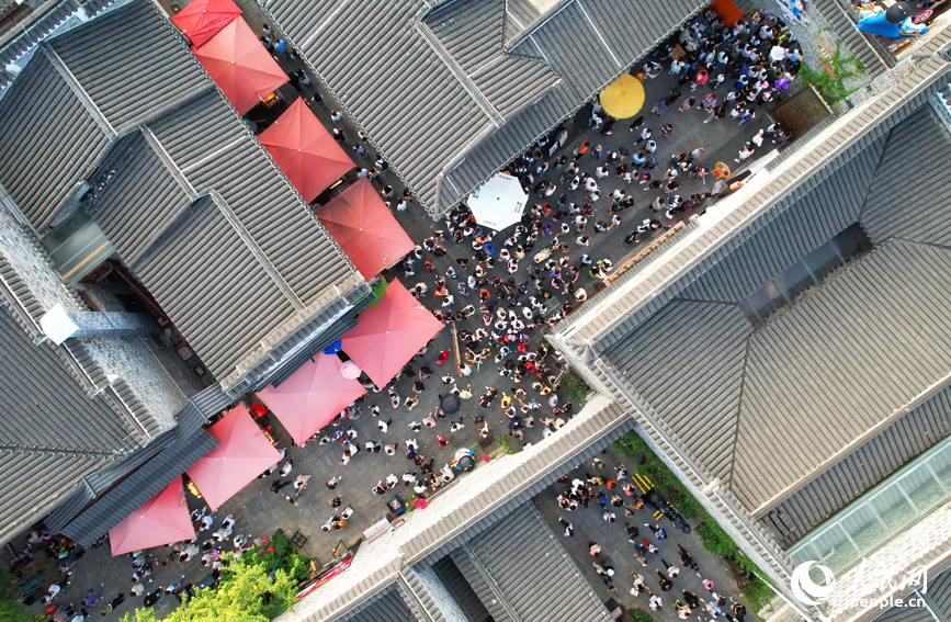 南昌市萬壽宮歷史文化街區人山人海，熱鬧非凡。人民網記者 毛思遠攝