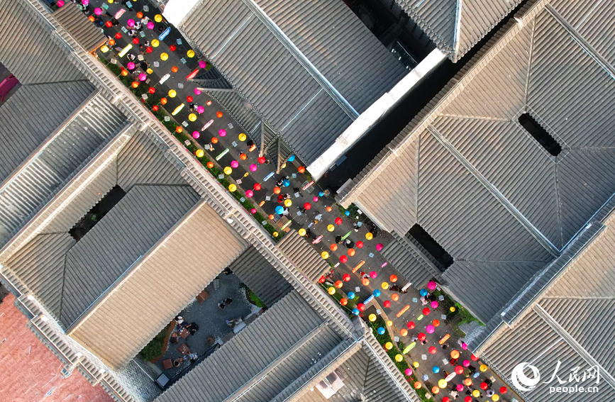 南昌市萬壽宮歷史文化街區人山人海，熱鬧非凡。人民網記者 毛思遠攝