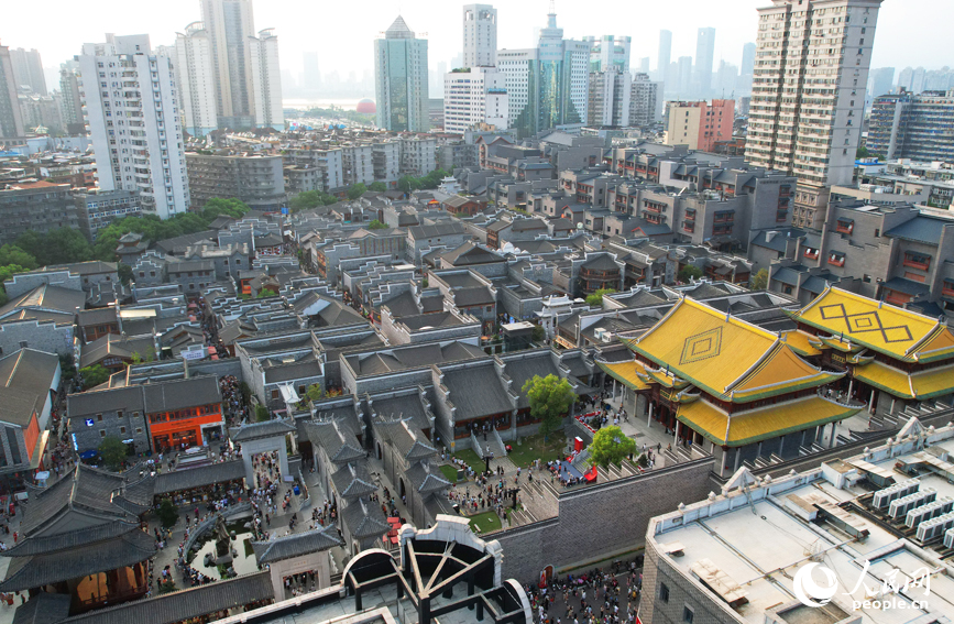 南昌市萬壽宮歷史文化街區人山人海，熱鬧非凡。人民網記者 毛思遠攝
