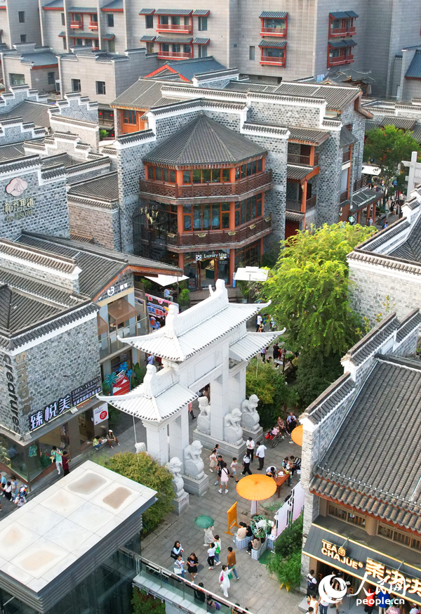 南昌市萬壽宮歷史文化街區人山人海，熱鬧非凡。人民網記者 毛思遠攝